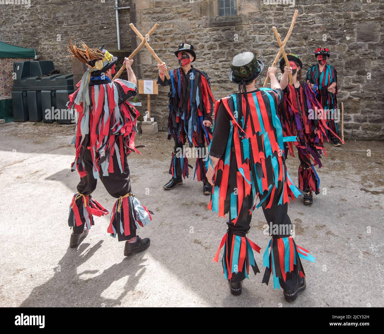 Flagcrackers of Skipton (Craven) beim Open Farm Day am 12.. Juni 2022 auf der Cappelside Farm Rathmell, Yorkshire. Stockfoto