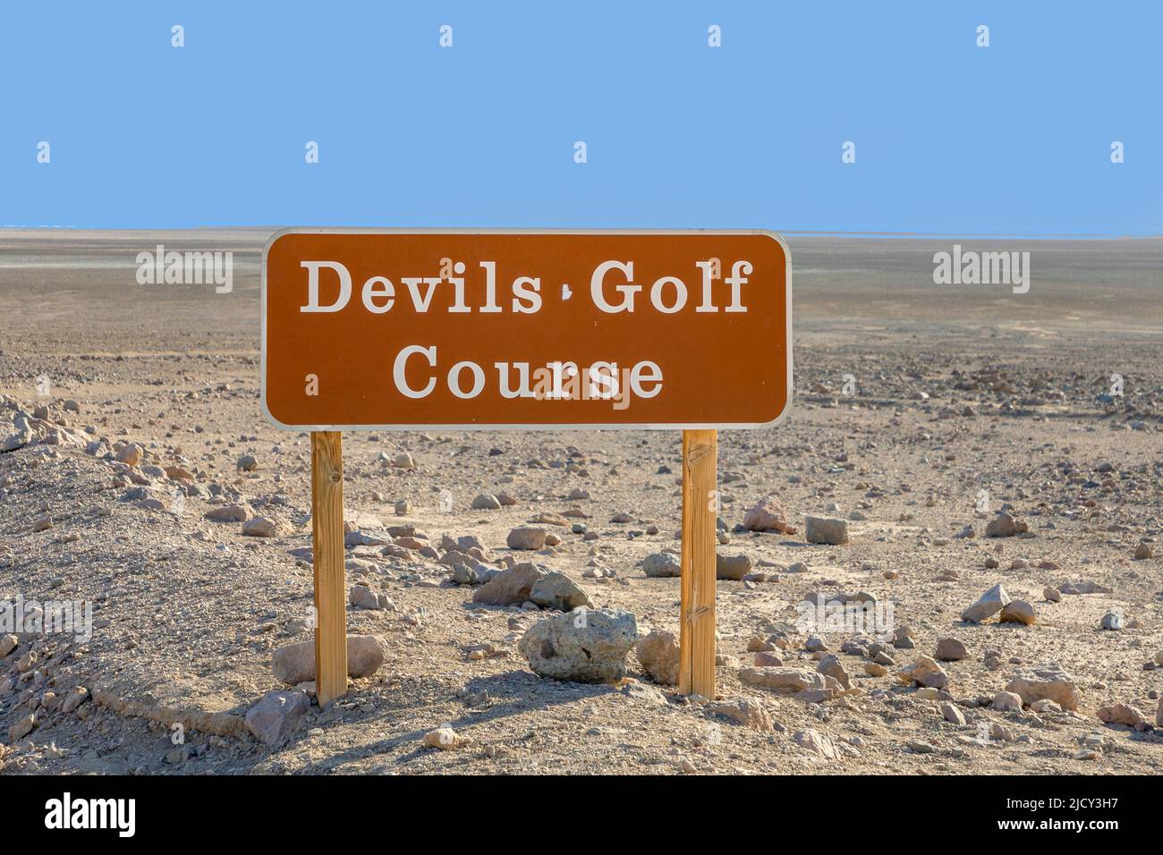 Beschilderung teuflert Golfplatz im Death Valley, USA Stockfoto