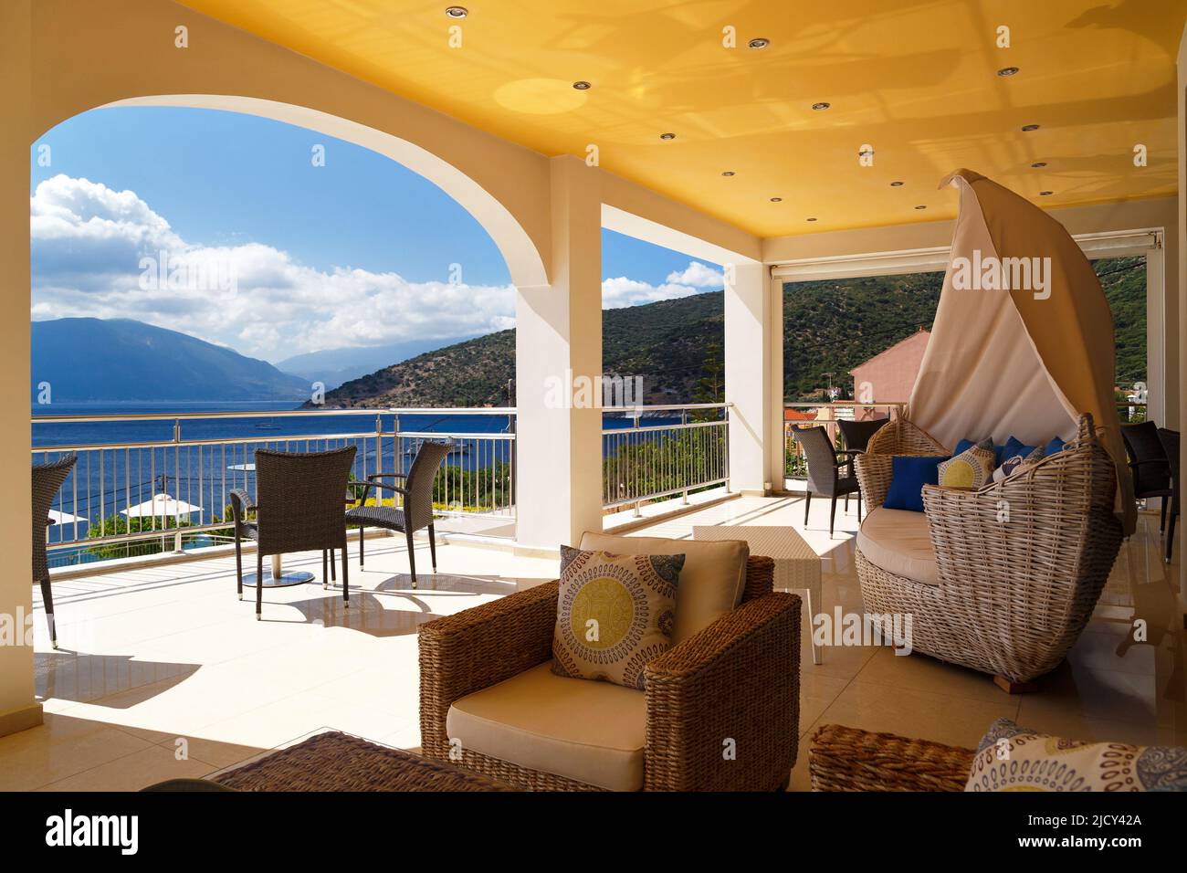 Morgen auf der griechischen Insel. Schöne Aussicht auf Agia Efimia Bucht von einem Hotel, Villa Balkon, Insel Cefalonia, Griechenland Stockfoto
