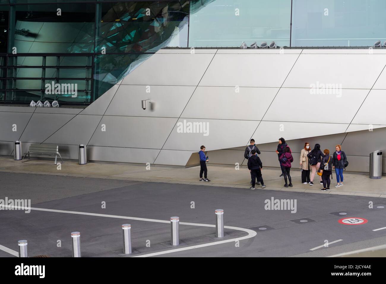Touristen stehen vor der BMW World, München, Deutschland, 22.4.22 Stockfoto