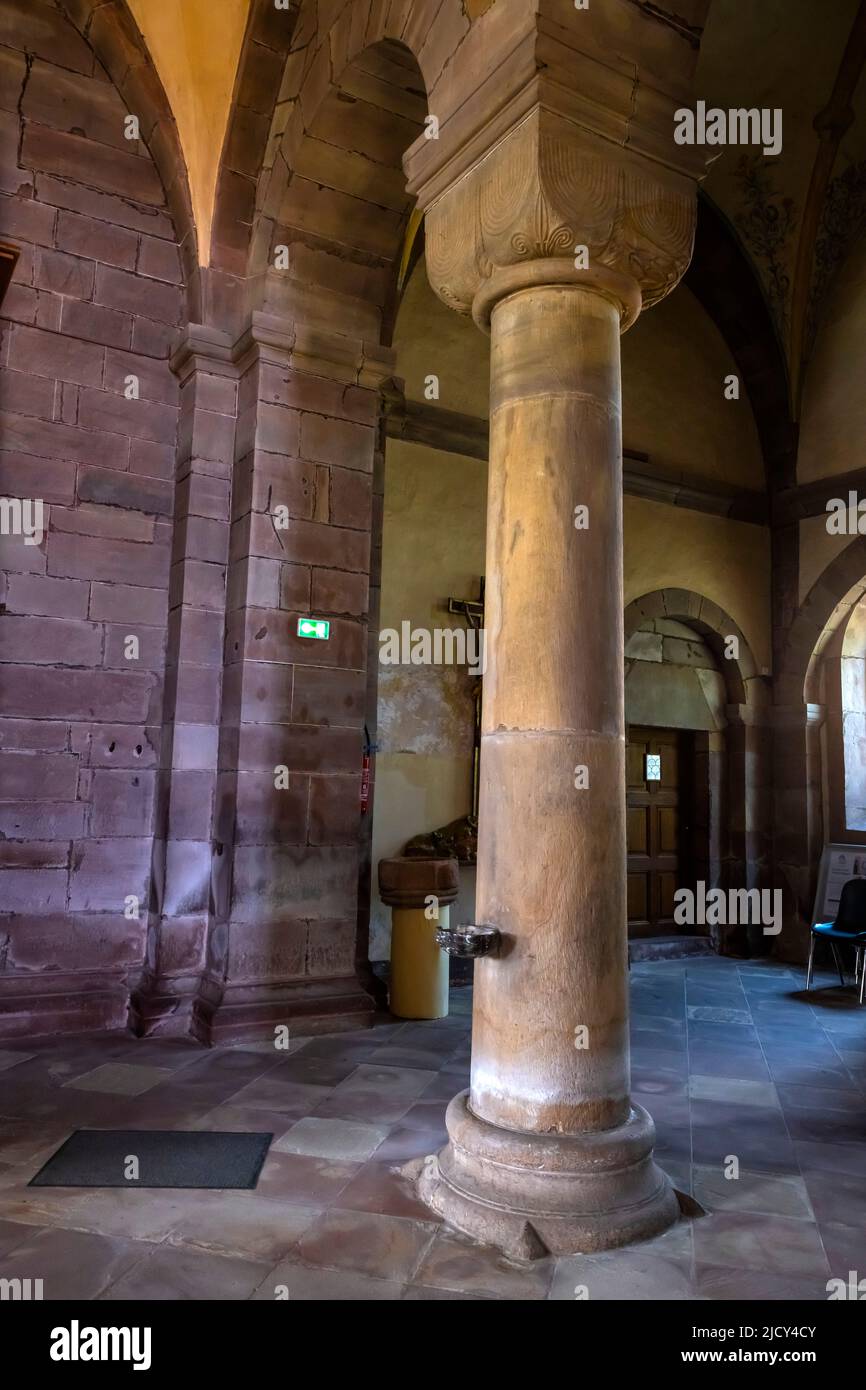 Reich geschnitzte romanische Hauptstadt einer Säule. Innenraum der ehemaligen Benediktinerkirche in Marmoutier im Elsass. Frankreich. Dient nun als V Stockfoto