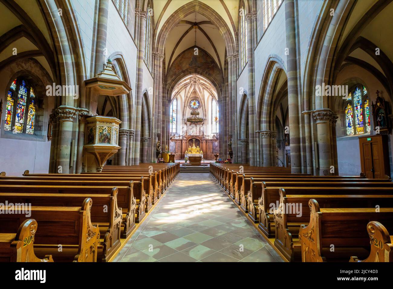 Innenraum der ehemaligen Benediktinerkirche in Marmoutier im Elsass. Frankreich. Dient heute als Pfarrkirche des Dorfes. Die erste Grundlage h Stockfoto