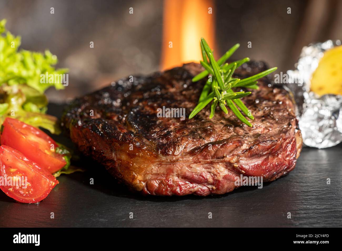 Nahaufnahme von einem gegrillten Steak Stockfoto