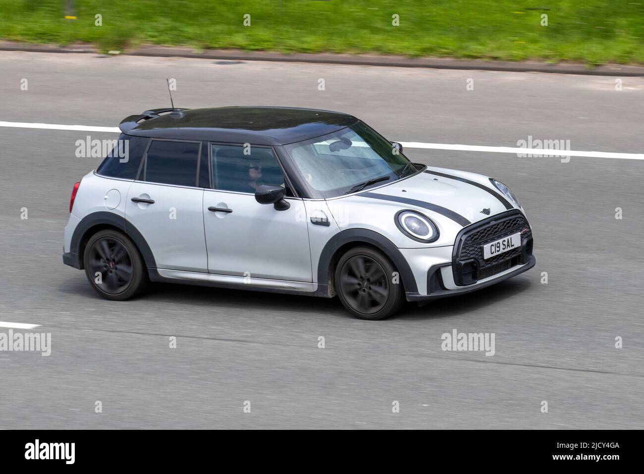 Mini Cooper S Exclusive 7-Gang-Automatik, 1998cc Benziner, 2021 2DR Heckklappe; Fahrt auf der M6 Motorway, Manchester, Großbritannien Stockfoto