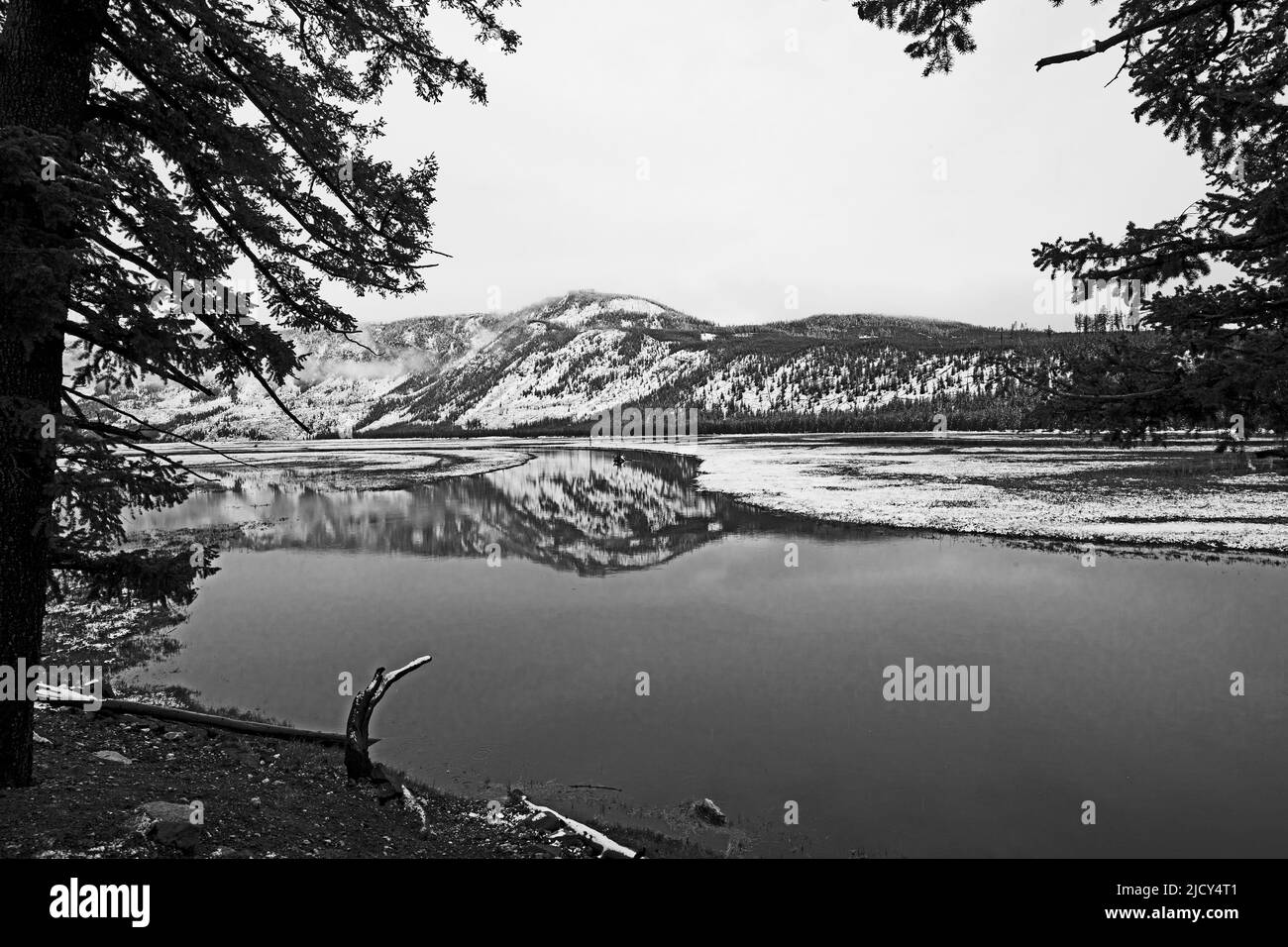 Malerische Flusslandschaft im Winter im yellowstone-Nationalpark in der Nähe des Westeingangs Stockfoto