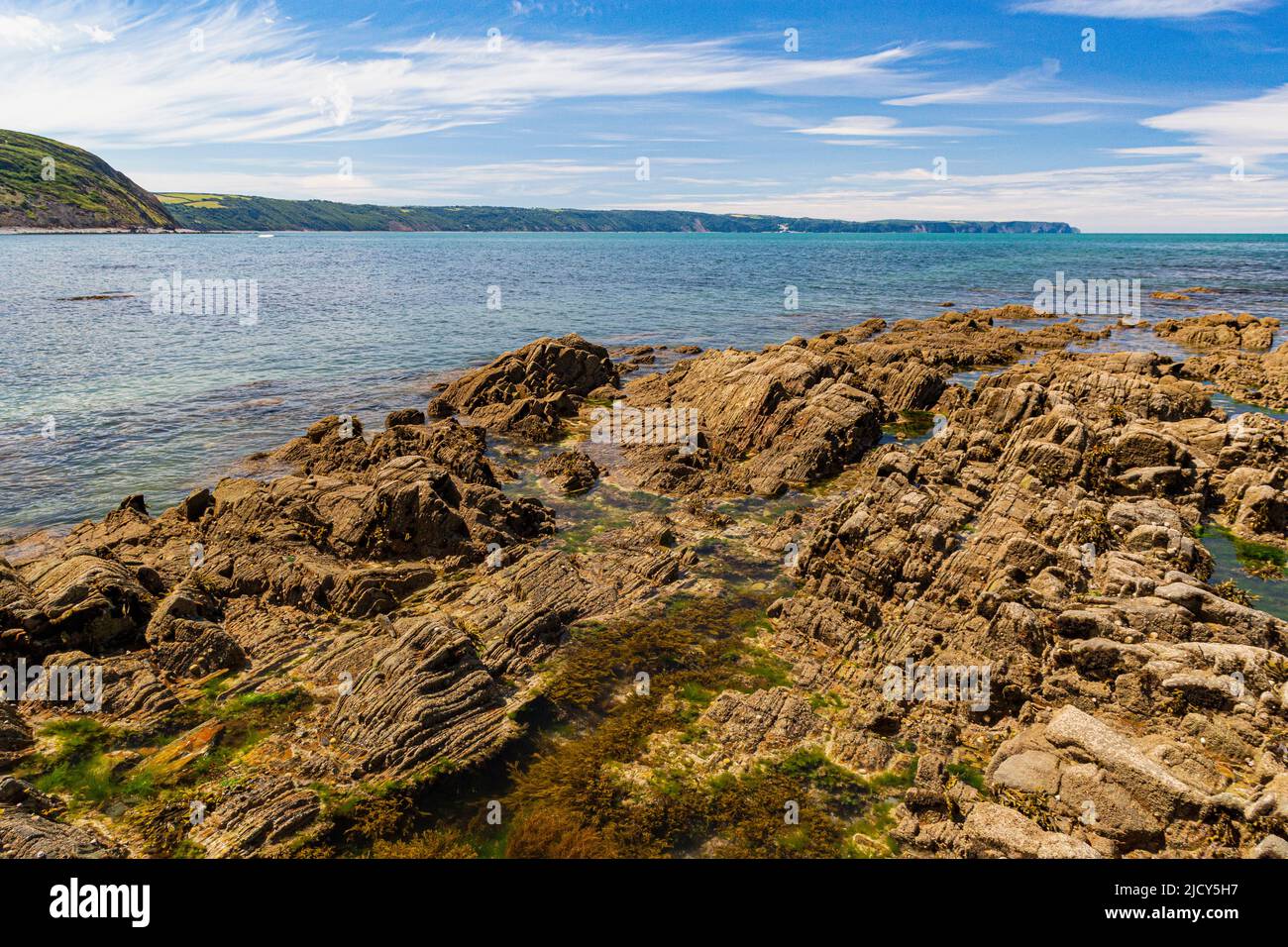Malerischer Meerblick auf Greencliff Beach, mit freiliegenden Felsen, Felsenpools und Meerblick auf Clovelly & Hartland Point bei Low Tide: Greencliff, Nr Bideford Stockfoto Malerischer Meerblick auf Greencliff Beach, mit freiliegenden Felsen, Felsenpools und Meerblick auf Clovelly & Hartland Point bei Low Tide: Greencliff, Nr Bideford Stockfoto