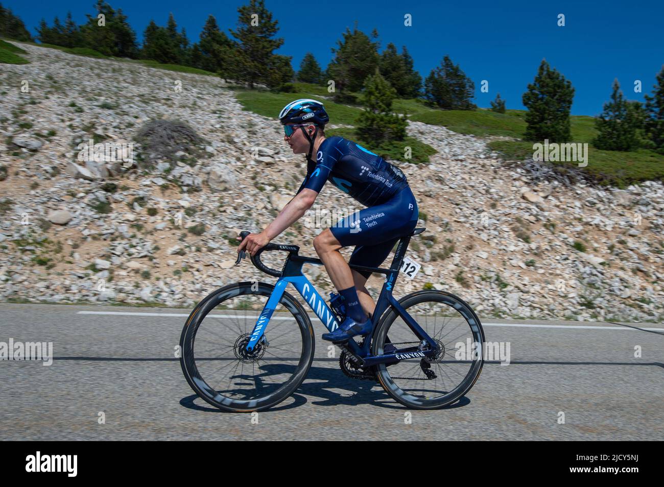 Juri Hollmann (movistar-Team) in Aktion während der drei Kilometer vor dem Ziel. Die Ausgabe 4. der CIC - Mont Ventoux Dénivelé Challenges ist Teil des Veranstaltungskalenders der UCI Europe Tour 2022 in der Kategorie 1,1. Ausgehend von Vaison la Romaine beträgt die zu überdeckende Strecke 154 Kilometer mit einer doppelten Besteigung des Mont Ventoux mit einem Gipfelerfolg. Ruben Guerreiro (EF-Education EasyPost) gewann die Mont Ventoux Dénivelé-Herausforderungen solo vor Teamkollege Esteban Chaves (EF-Education EasyPost) und Michael Storer (Groupama-FDJ) als Dritter. Stockfoto