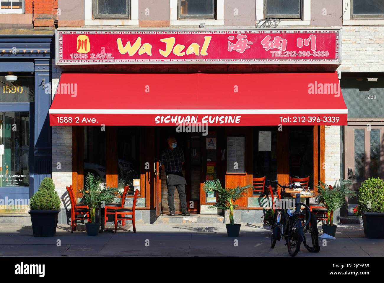 WA Jeal, 1588 2. Avenue, New York, NYC Schaufensterfoto eines chinesischen Sichuan-Restaurants in der Upper East Side von Manhattan Stockfoto