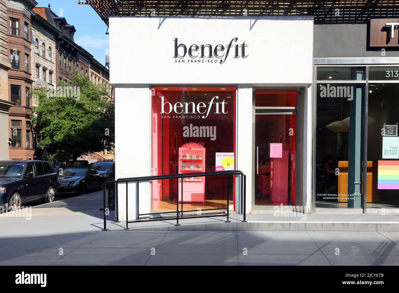 Benefit Cosmetics, 315 Columbus Ave, New York, NY. Außenansicht des NYC-Schaufensterfotos einer Kosmetikkette in Manhattans Upper West Side. Stockfoto