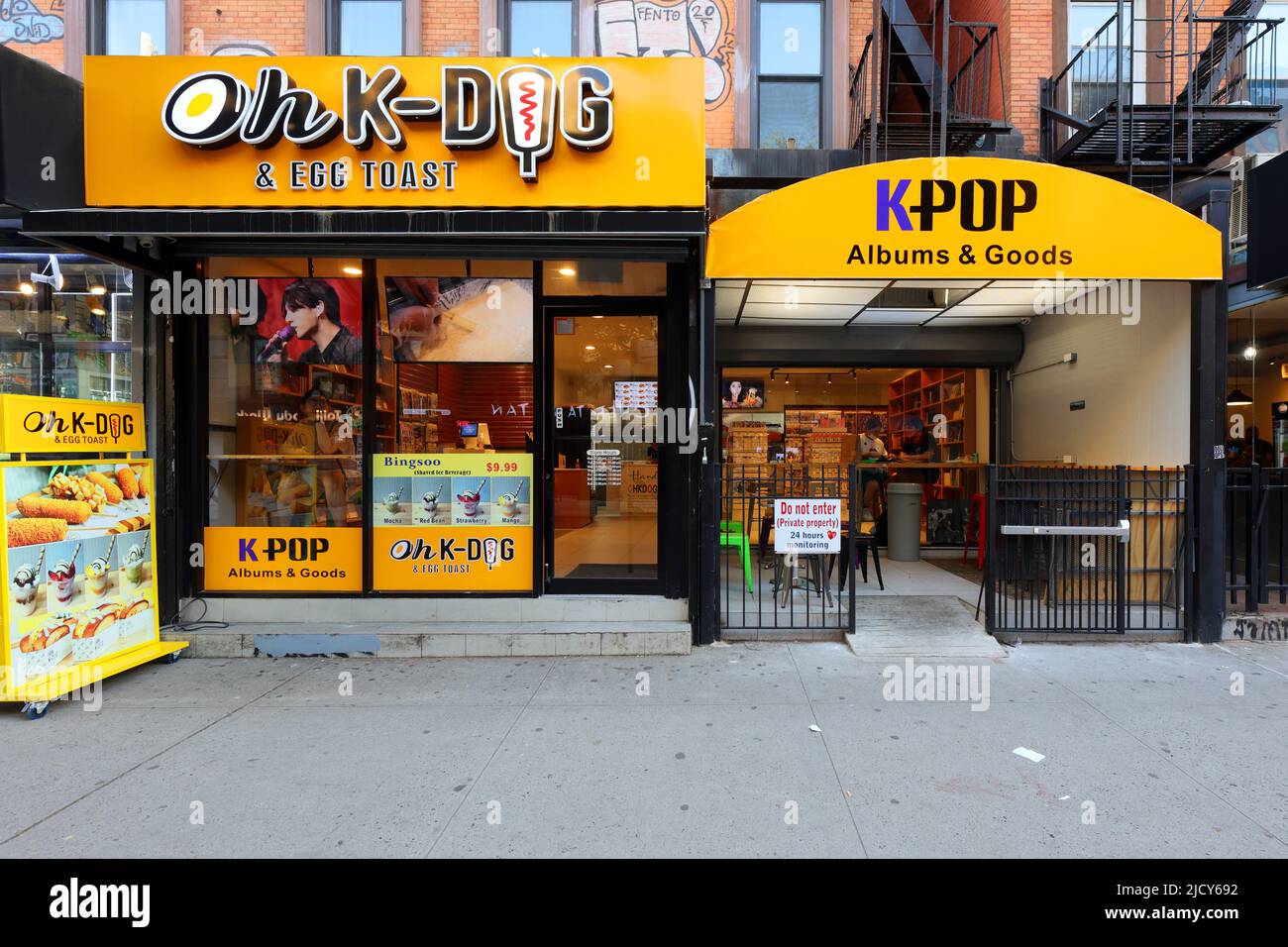 Oh K-Dog & K Pop Store, 36 St. Marks PL, New York, NYC Foto von einem koreanischen Reis-Hot-Dog- und Kpop-Laden in Manhattans East Village Stockfoto