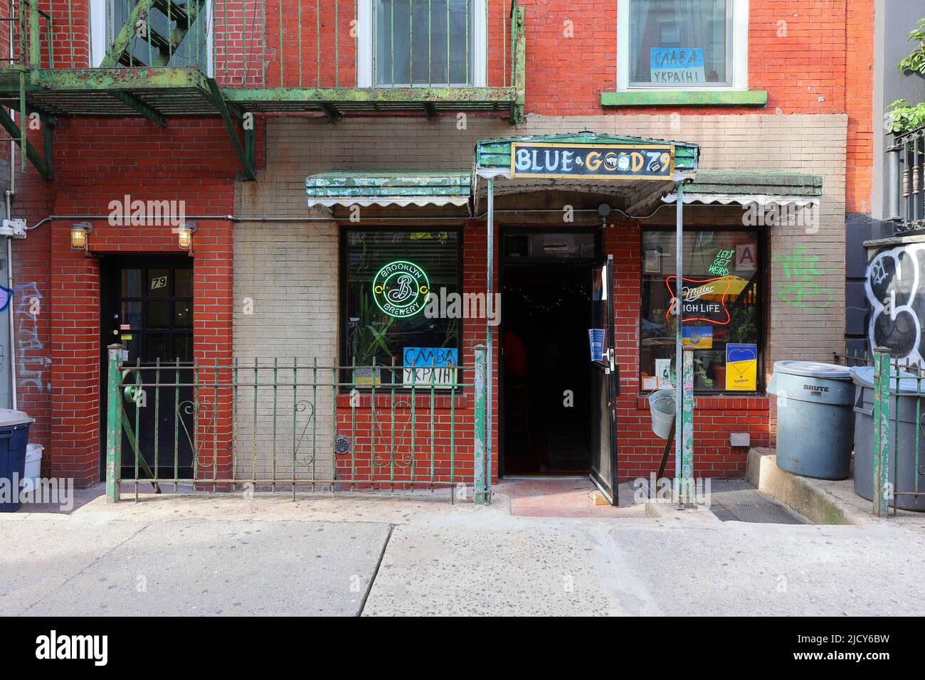 Blue & Gold Tavern, 79 E 7. St, New York, NYC Foto von einer Tauchbar im East Village Viertel in Manhattan. Stockfoto