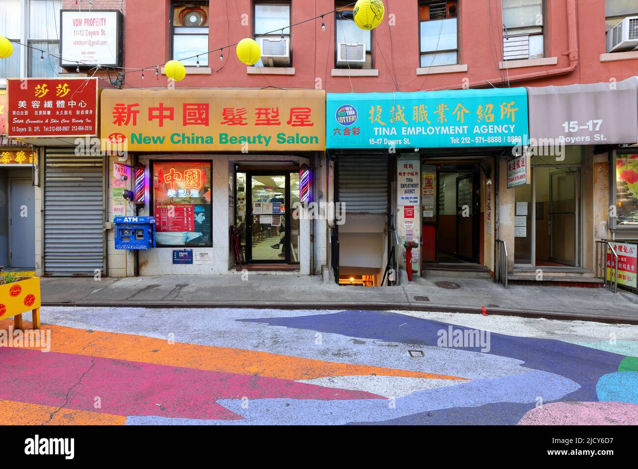 New China Beauty Salon, Arbeitsagentur, 15-17 Doyers St, New York, NYC Schaufenster Foto in Manhattan Chinatown. Stockfoto