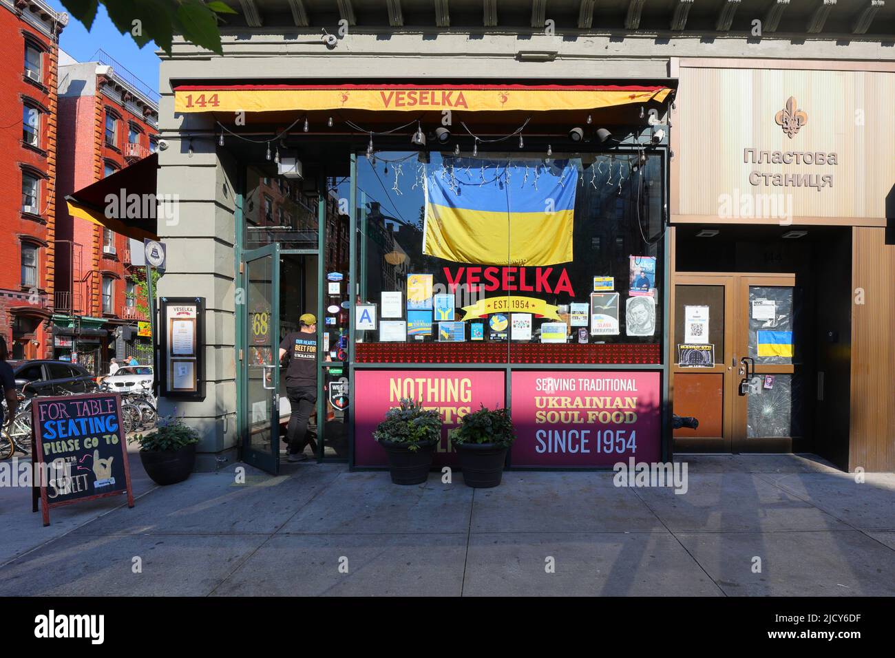 Veselka, 144 2. Ave, New York, NYC Foto von einem ukrainischen Diner und einem Straßencafe im East Village Viertel in Manhattan. Stockfoto