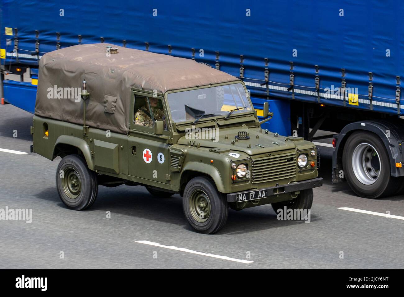 Militär Land Rover LWB 110 der britischen Armee auf der Autobahn M6 in Großbritannien Stockfoto