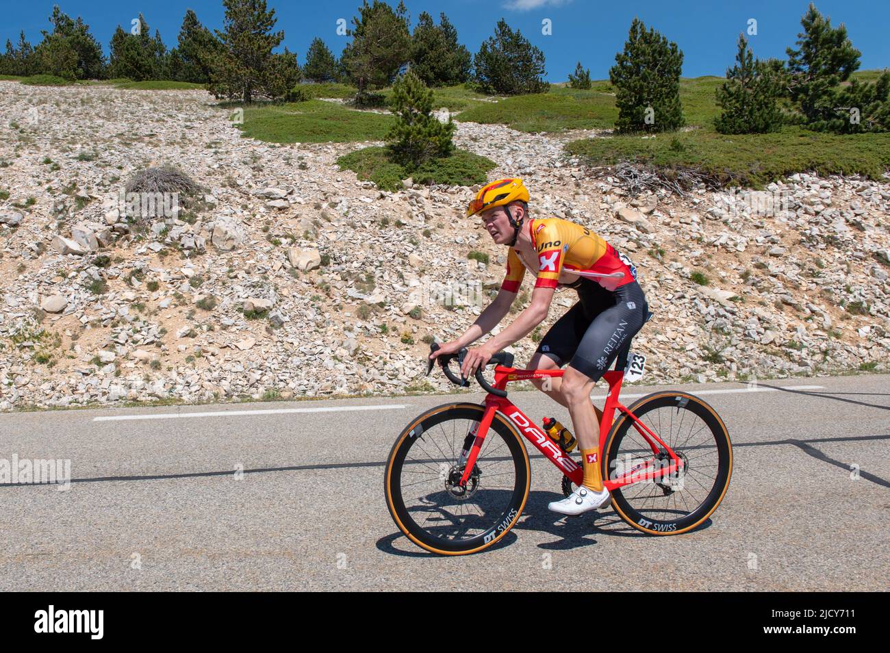 Adne Holter (Uno-x Pro Cycling Team) in Aktion während der drei Kilometer vor dem Ziel. Die Ausgabe 4. der CIC - Mont Ventoux Dénivelé Challenges ist Teil des Veranstaltungskalenders der UCI Europe Tour 2022 in der Kategorie 1,1. Ausgehend von Vaison la Romaine beträgt die zu überdeckende Strecke 154 Kilometer mit einer doppelten Besteigung des Mont Ventoux mit einem Gipfelerfolg. Ruben Guerreiro (EF-Education EasyPost) gewann die Mont Ventoux Dénivelé-Herausforderungen solo vor Teamkollege Esteban Chaves (EF-Education EasyPost) und Michael Storer (Groupama-FDJ) als Dritter. (Foto von Laurent Coust/SOPA Images/Sipa U Stockfoto