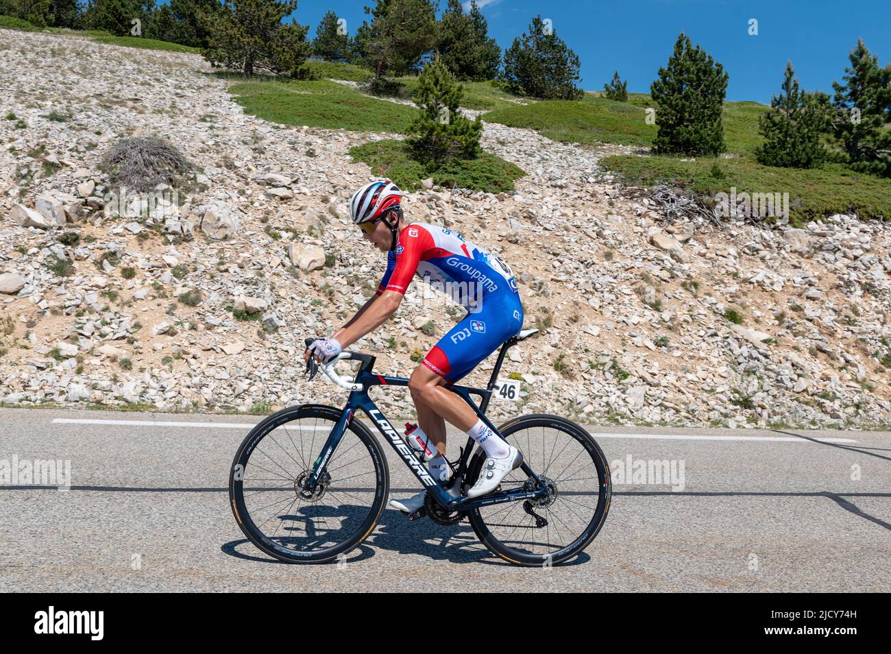 Attila Valter (Groupama - FDJ-Team) in Aktion während der drei Kilometer vor der Ziellinie. Die Ausgabe 4. der CIC - Mont Ventoux Dénivelé Challenges ist Teil des Veranstaltungskalenders der UCI Europe Tour 2022 in der Kategorie 1,1. Ausgehend von Vaison la Romaine beträgt die zu überdeckende Strecke 154 Kilometer mit einer doppelten Besteigung des Mont Ventoux mit einem Gipfelerfolg. Ruben Guerreiro (EF-Education EasyPost) gewann die Mont Ventoux Dénivelé-Herausforderungen solo vor Teamkollege Esteban Chaves (EF-Education EasyPost) und Michael Storer (Groupama-FDJ) als Dritter. (Foto von Laurent Coust/SOPA Images/Sipa US Stockfoto