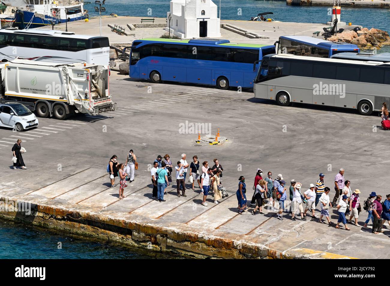 Aegina, Griechenland, - 2022. Mai: Menschen, die Schlange stehen, um am Hafen der Stadt auf eine Fähre zu steigen Stockfoto