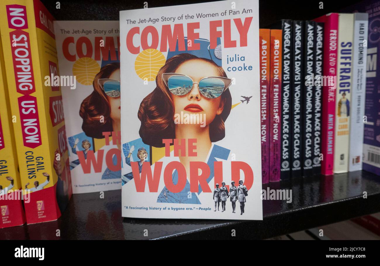 Barnes & Noble Booksellers auf der Fifth Avenue in New York City hat eine große Auswahl an Büchern, USA 2022 Stockfoto