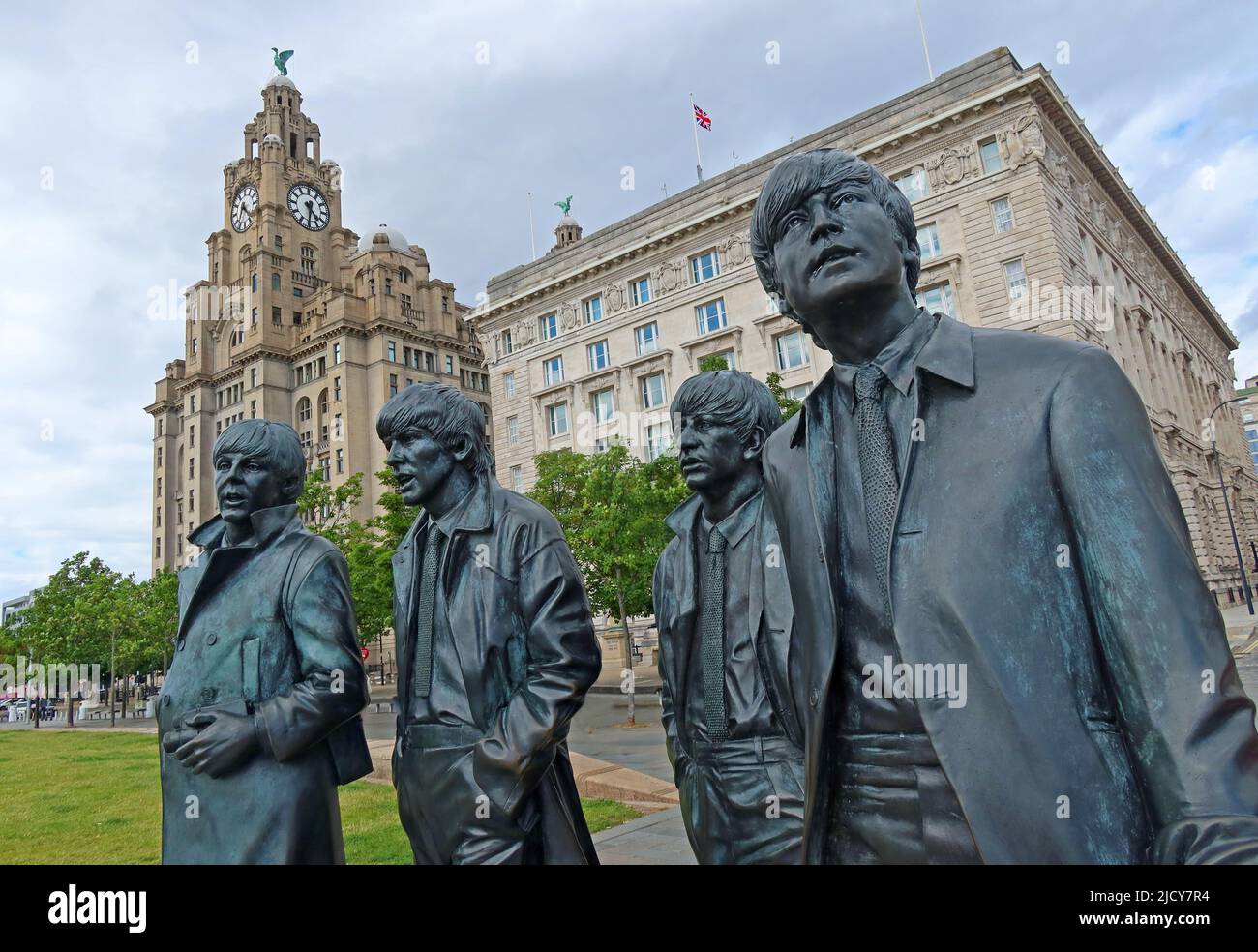 Die Beatles Statuen von Andy Edwards, Liverpool Waterfront, Liverpool Pier Head (gegenüber dem Mersey Ferries Building), Liverpool, Merseyside, L3 1BY Stockfoto
