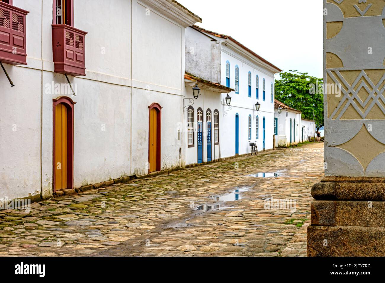 Ruhige Straßen mit alten Häusern im Kolonialstil und Kopfsteinpflaster in der historischen Stadt Paraty an der Südküste des Bundesstaates Rio de Janeiro, Brasilien Stockfoto