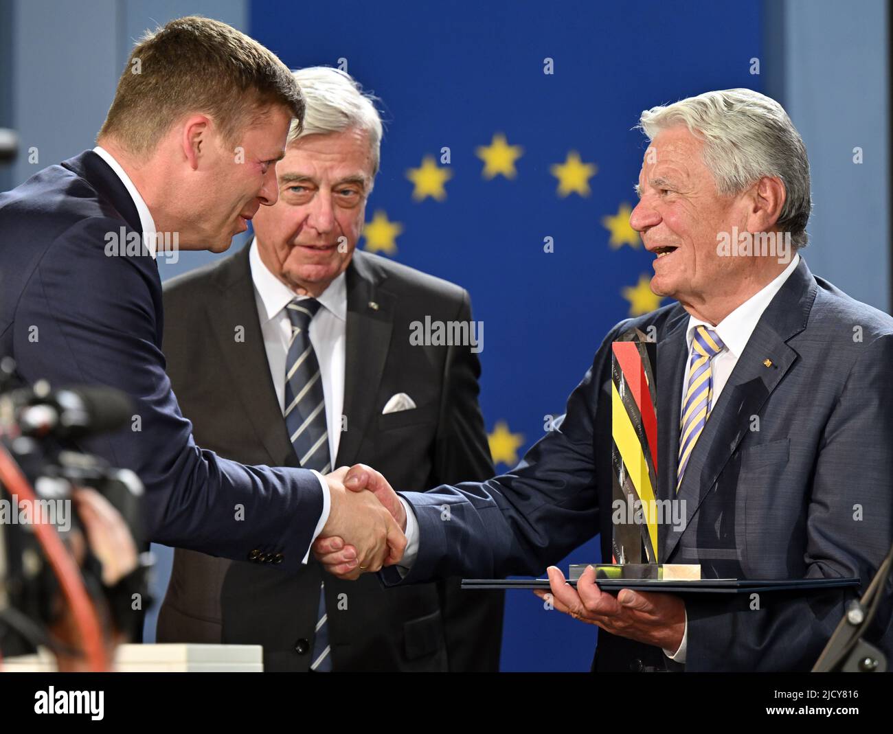 16. Juni 2022, Thüringen, Geisa: Stefan Heck (l., CDU), Vorsitzender des Stiftungsrats der Point Alpha, und Jürgen Artz (M.), Vizepräsident des Kuratoriums der Deutschen Einheit, präsentieren Joachim Gauck (r.), ehemaliger Bundespräsident, bei der Gedenkstätte Deutsche Einheit den Punkt-Alpha-Preis. Für seine politische Arbeit für die deutsche Einheit und die Einheit Europas in Frieden und Freiheit erhält der ehemalige Bundespräsident den Alpha-Punktpreis. Die Laudatierung wurde vom ehemaligen Präsidenten des Bundesverfassungsgerichts gehalten. Der Preis ist nach dem authentischen und historischen Point Alpha s benannt Stockfoto