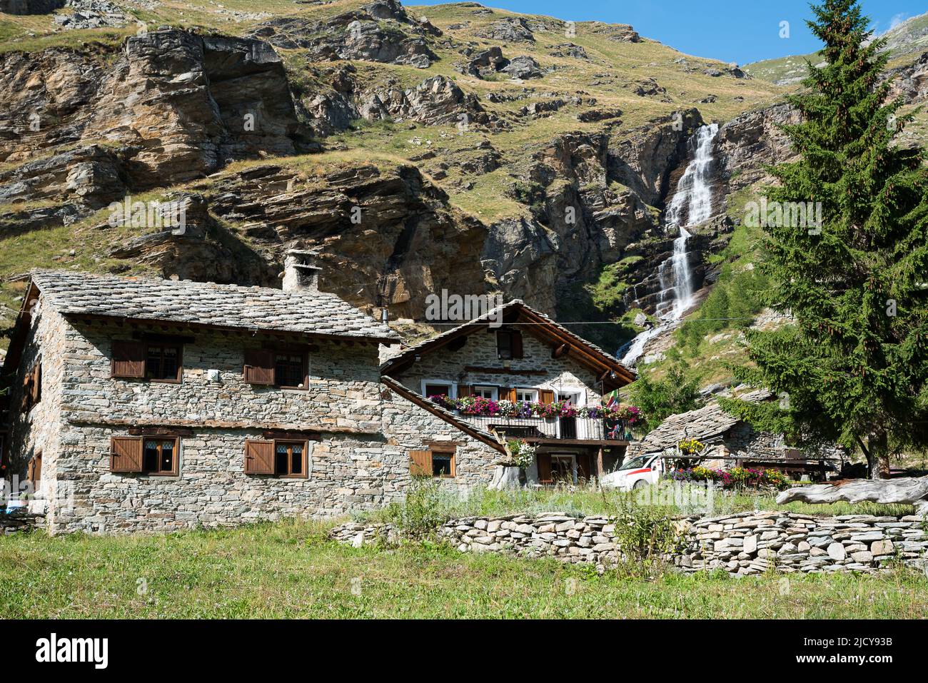 Colle del Nivolet, Aostatal - 08 09 2021: Das Bild fängt die Wunder der Straße ein, die nach Colle del Nivolet führt Stockfoto