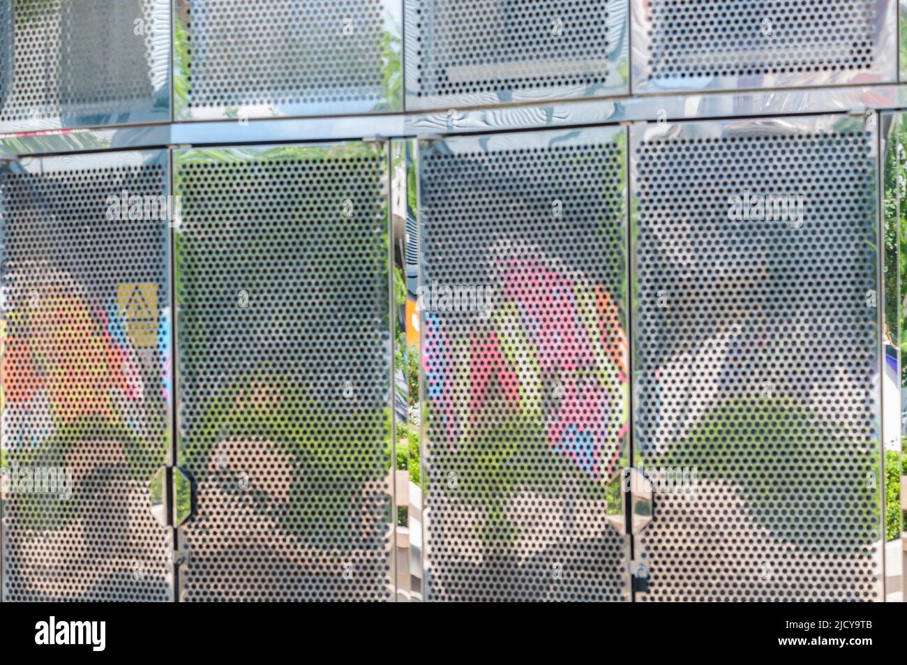 Abstraktes Texturmuster und abstraktes Hintergrunddesign-Gebäude im Queen Elizabeth Olympic Park, Stratford City, London Stockfoto