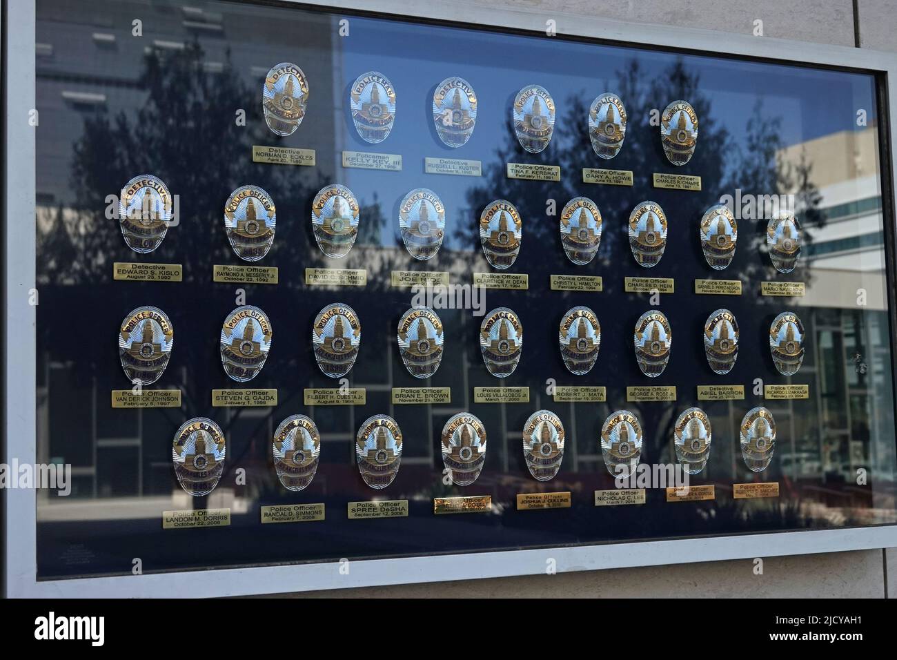 Los Angeles, CA / USA - 14. Mai 2022: Einige der Abzeichen von LAPD-Polizisten, die im Dienst getötet wurden, sind in einem permanenten Denkmal zu sehen. Stockfoto