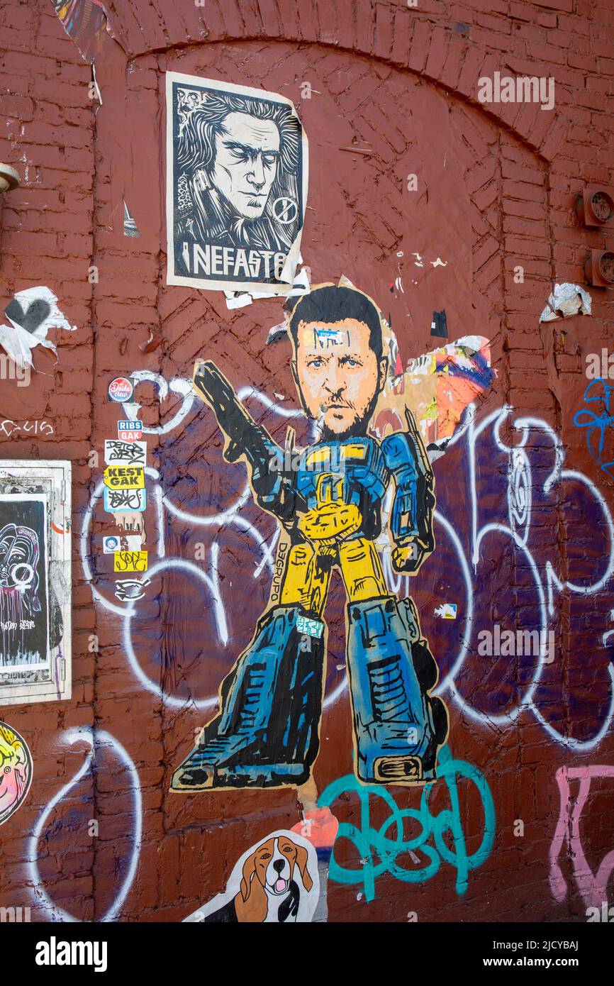 Zugeschnittenes Street-Art-Poster von Volodymyr Zelenskyy oder Zelenkyi als Transformatorroboter von De Grupo im Nolita-Viertel von New York City, USA Stockfoto