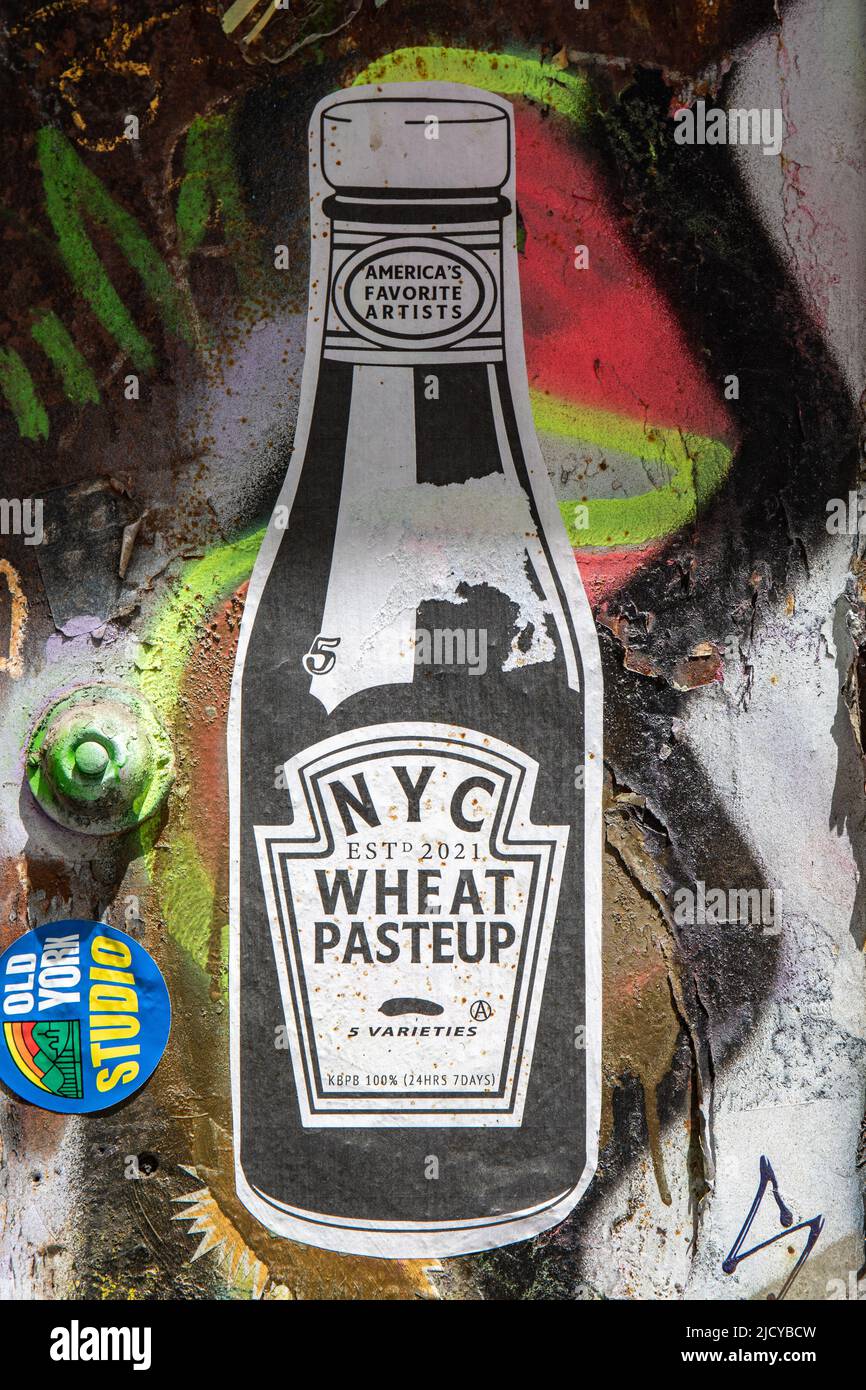 NYC Weizenpastup. Ein in Form geschnittenes Weizenpastenposter, das der Heinz Ketchup-Flasche in der Lower East Side von Manhattan, New York City, USA, ähnelt. Stockfoto