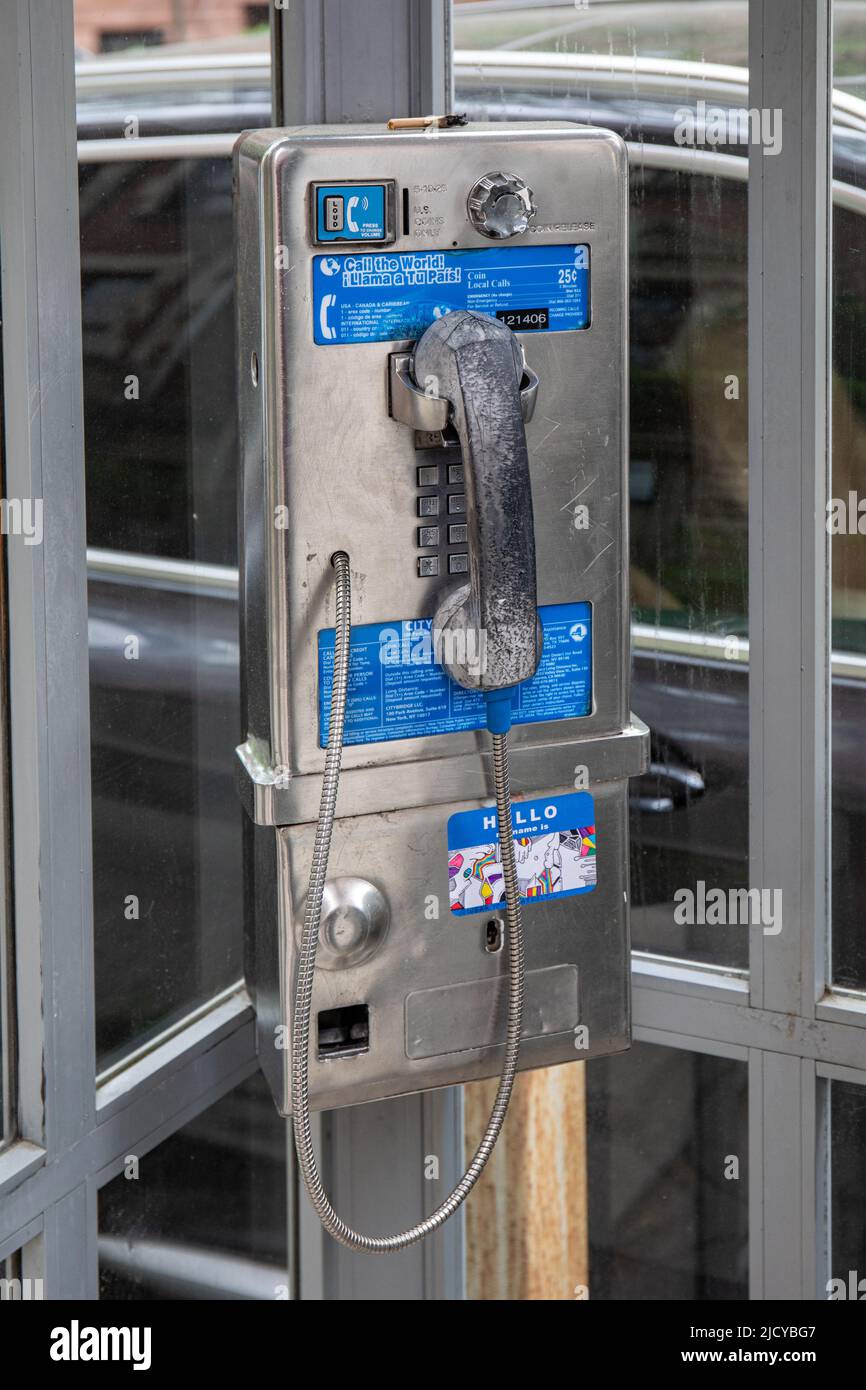Altes münzbetriebenes öffentliches Telefon oder Münztelefon in der Upper West Side von Manhattan, New York City, Vereinigte Staaten von Amerika Stockfoto