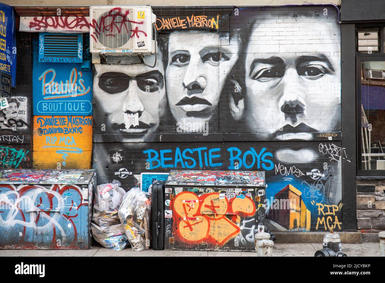 Straßenkunst. Beastie Boys Wandgraffiti von Danielle Mastrion in Lower East Side of Manhattan, New York City, Vereinigte Staaten von Amerika. Stockfoto