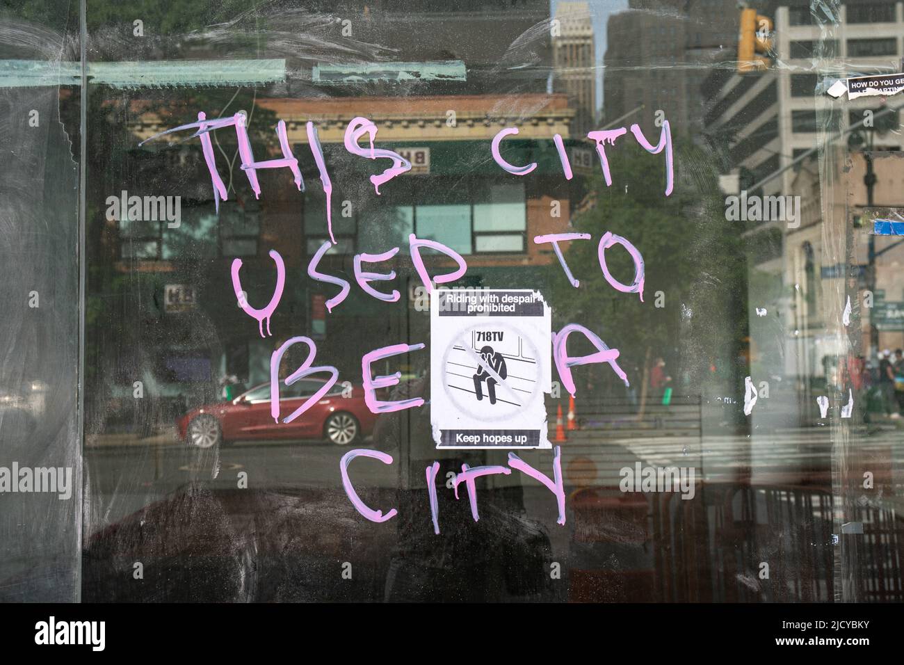 Diese Stadt war früher eine Stadt. Pinkfarbener handgeschriebener Text auf leerem Geschäftsraumfenster in New York City, Vereinigte Staaten von Amerika. Stockfoto