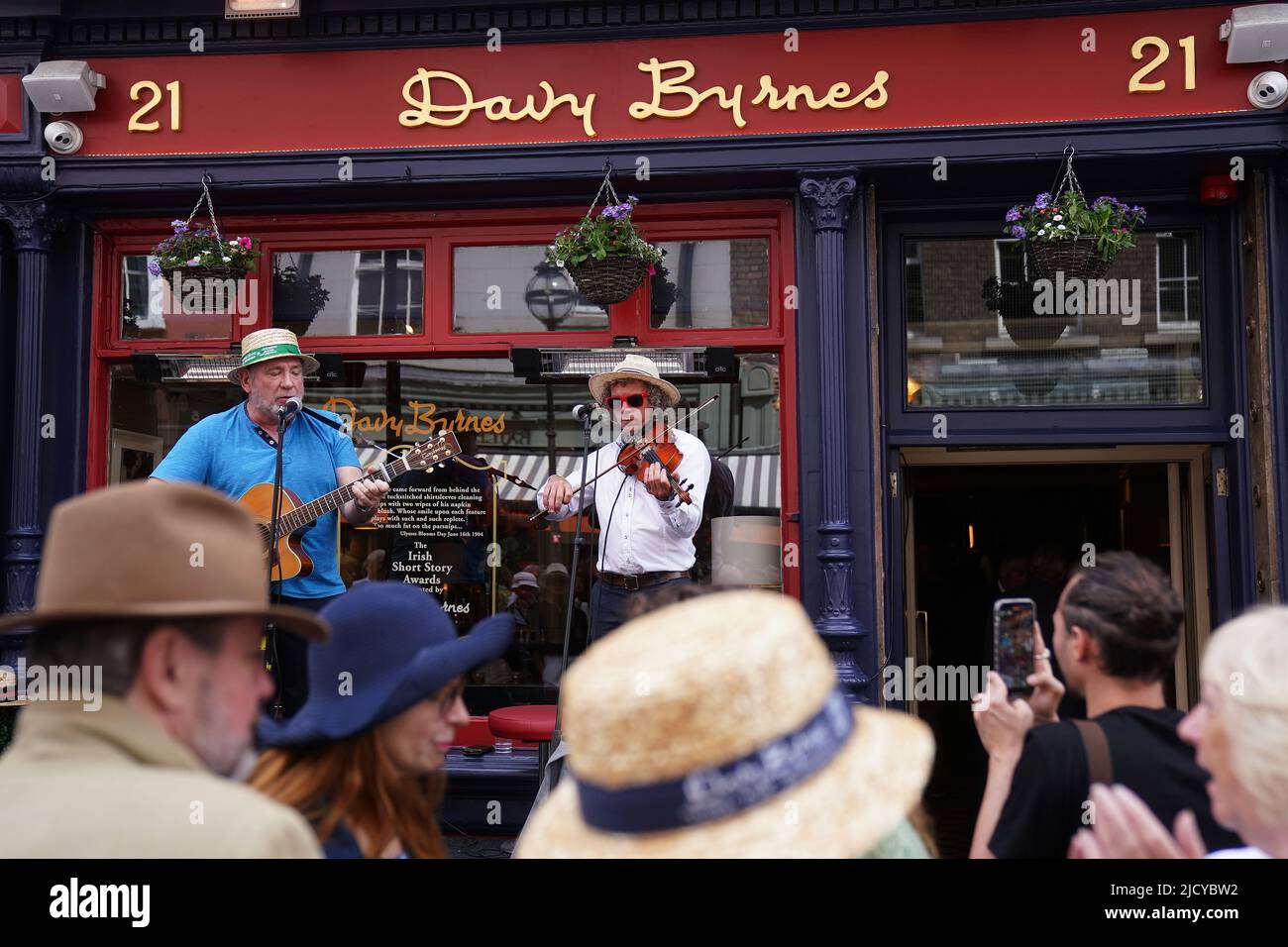 Die Menschen besuchen eine Veranstaltung im Davy Byrnes Pub im Stadtzentrum von Dublin, während die Bloomsday-Feierlichkeiten fortgesetzt werden. Bloomsday ist eine Feier des Lebens des irischen Schriftstellers James Joyce, der jährlich am 16. Juni, dem Tag, an dem sein Roman Ulysses aus dem Jahr 1922 im Jahr 1904 stattfindet, dem Datum seines ersten Ausflugs mit seiner Ehefrau Nora Barnacle, beobachtet wird. Der Tag ist nach seinem Protagonisten Leopold Bloom benannt. Bilddatum: Donnerstag, 16. Juni 2022. Stockfoto