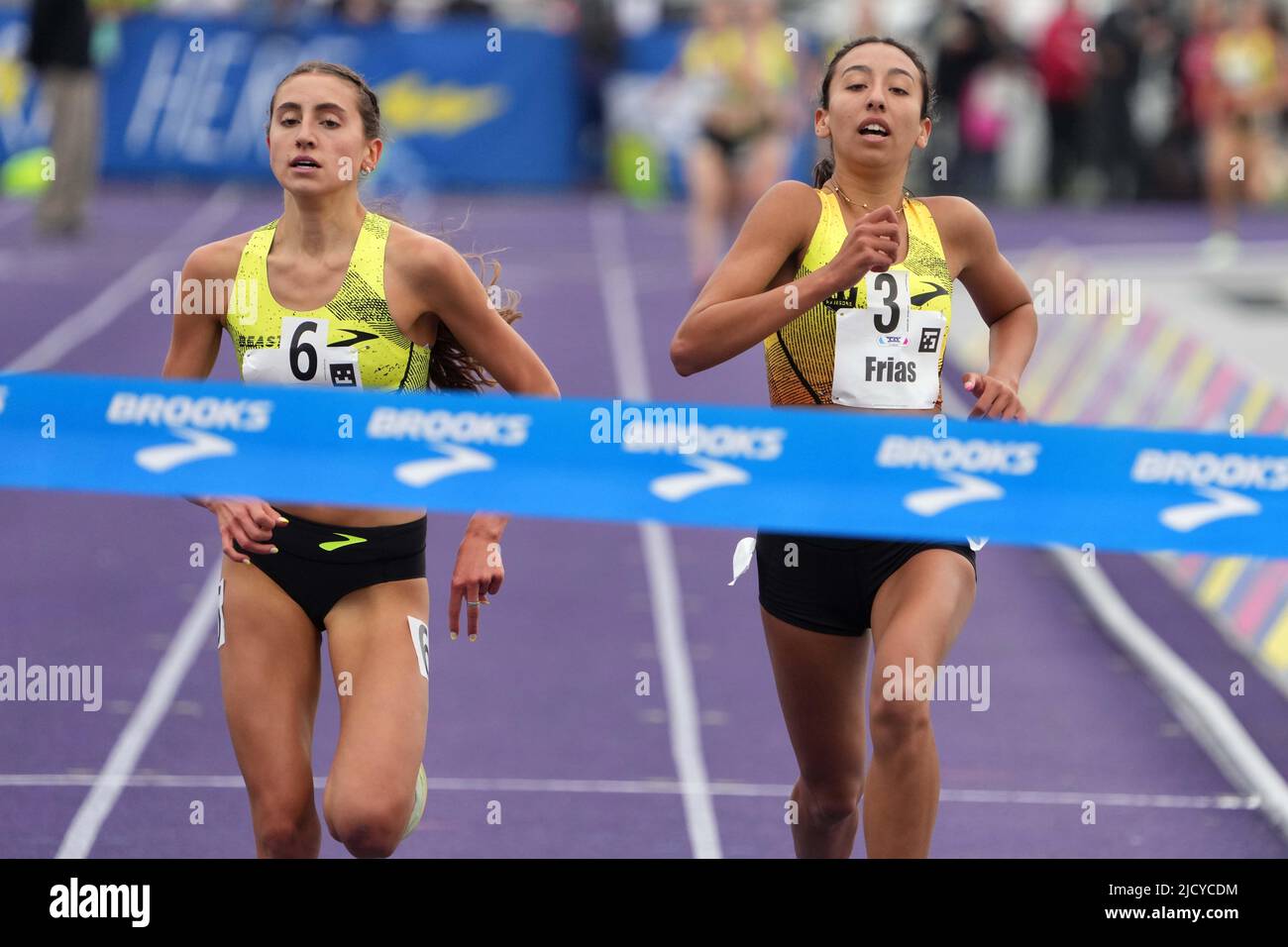 Dalia Frias aus Mira Costa (Kalifornien), rechts, besiegt Irene Riggs aus Morgantown (WV) und gewinnt die Mädchen zwei Meilen in einer National Federation of High Schools Stockfoto