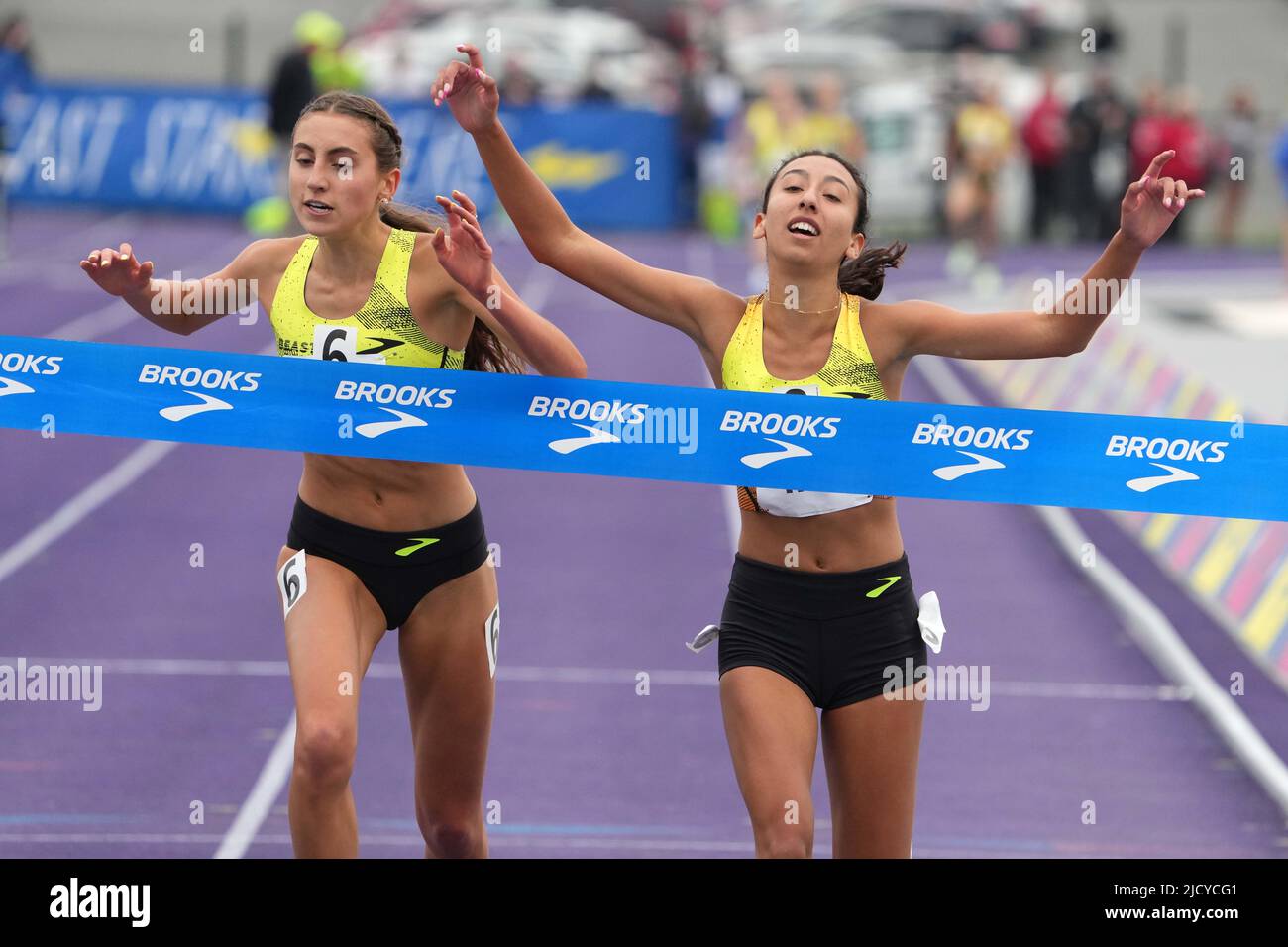 Dalia Frias aus Mira Costa (Kalifornien), rechts, besiegt Irene Riggs aus Morgantown (WV) und gewinnt die Mädchen zwei Meilen in einer National Federation of High Schools Stockfoto