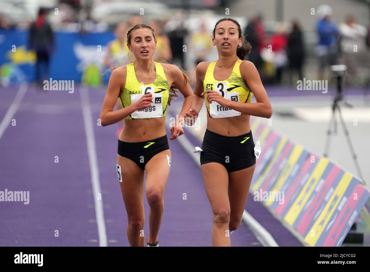 Dalia Frias aus Mira Costa (Kalifornien), rechts, besiegt Irene Riggs aus Morgantown (WV) und gewinnt die Mädchen zwei Meilen in einer National Federation of High Schools Stockfoto