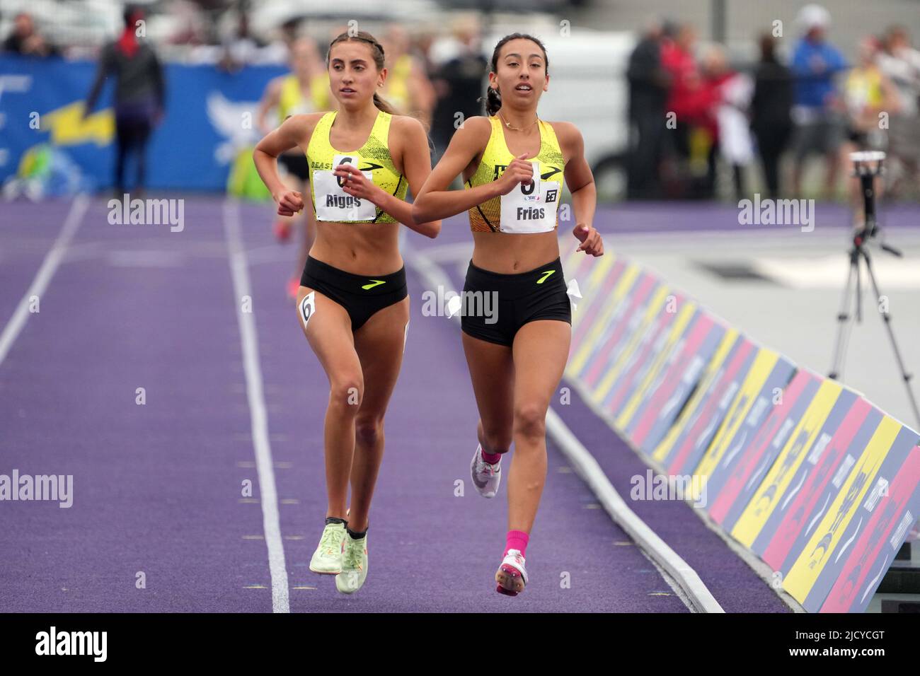 Dalia Frias aus Mira Costa (Kalifornien), rechts, besiegt Irene Riggs aus Morgantown (WV) und gewinnt die Mädchen zwei Meilen in einer National Federation of High Schools Stockfoto