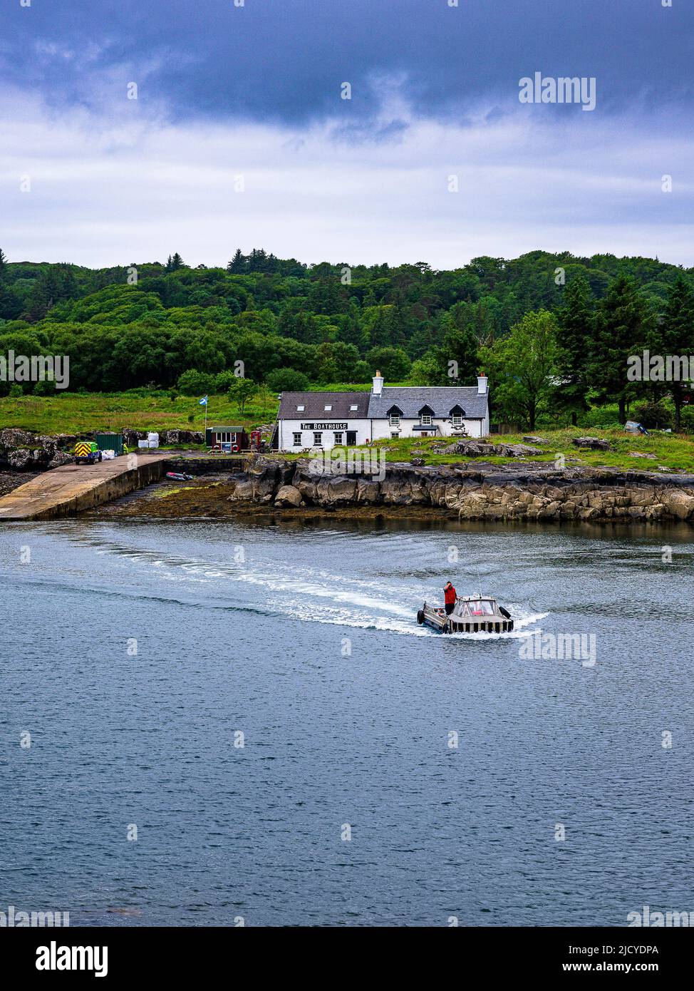 Ulva Ferry, Isle of Mull, Schottland – Blick über die Isle of Ulva, mit einer Passagierfähre zum Boathouse Inn Restaurant auf der Insel Ulva Stockfoto