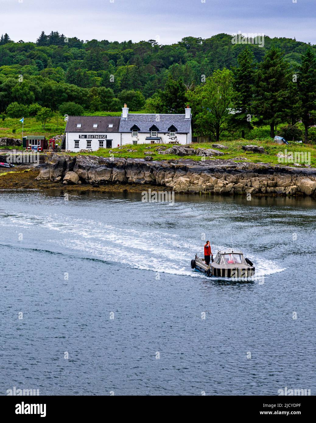 Ulva Ferry, Isle of Mull, Schottland – Blick über die Isle of Ulva, mit einer Passagierfähre zum Boathouse Inn Restaurant auf der Insel Ulva Stockfoto