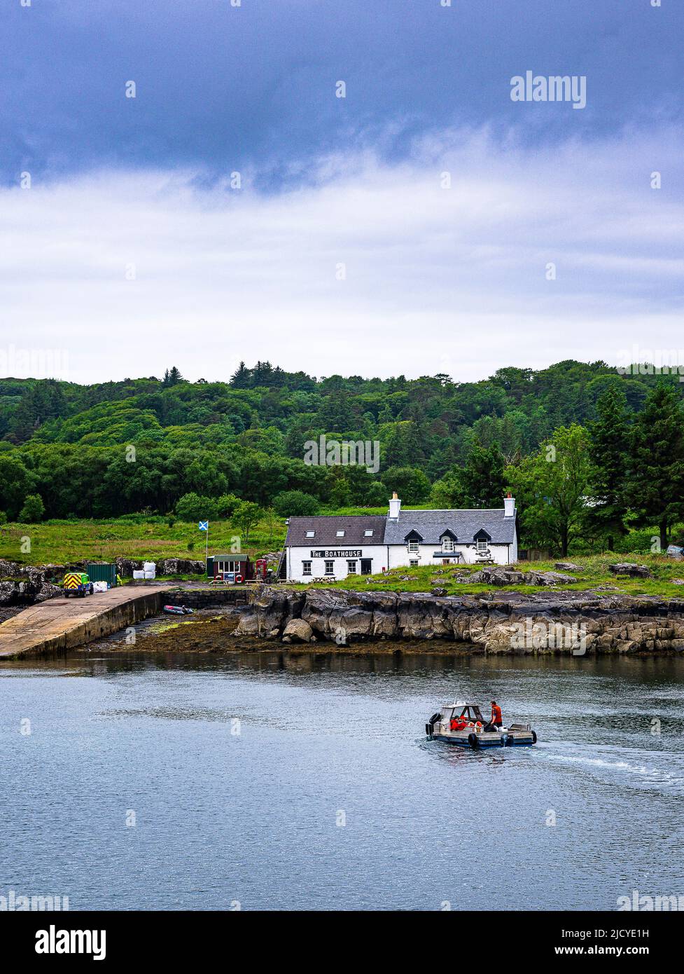 Ulva Ferry, Isle of Mull, Schottland – Blick über die Isle of Ulva, mit einer Passagierfähre zum Boathouse Inn Restaurant auf der Insel Ulva Stockfoto