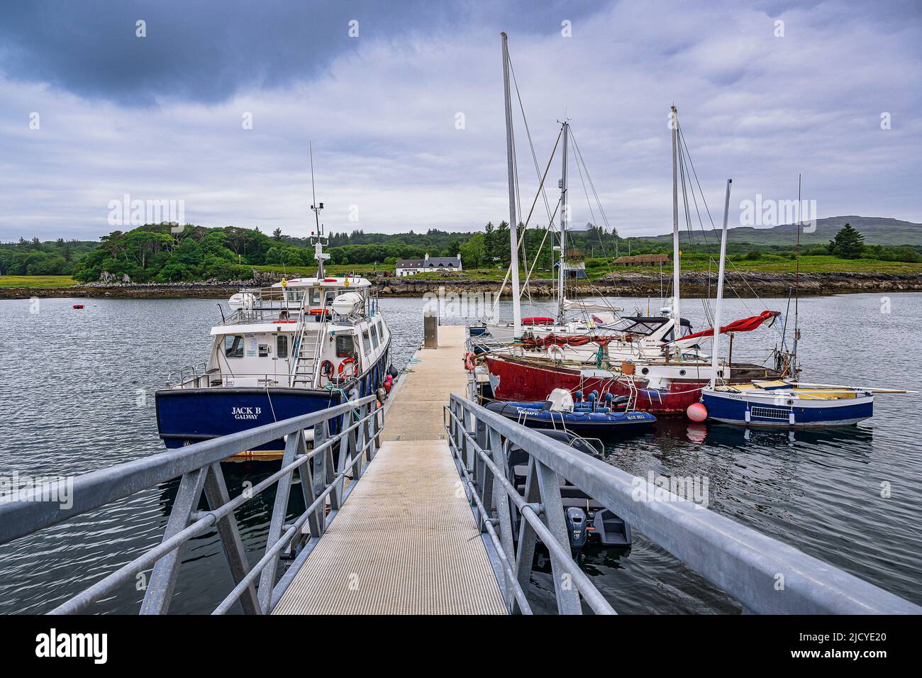 Ulva Ferry, Isle of Mull, Schottland – Blick über die Isle of Ulva, mit einer Passagierfähre zum Boathouse Inn Restaurant auf der Insel Ulva Stockfoto