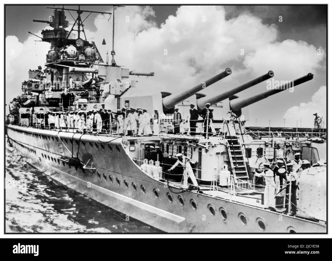 Admiral Graf Spee (Deutsches Panzerschiff, 1936) in europäischen Gewässern Mitte 1939, vor ihrer Abreise in den Südatlantik. Ein Arado Ar 196A-1-Wasserflugzeug, eines der ersten seiner Art, das in den Dienst der deutschen Marine kam, ist auf dem Katapult von Admiral Graf Spee, direkt vor dem hinter dem Hauptbatteriemesser des Schiffes, zu sehen. Im Vordergrund der dreifache elf-Zoll-Geschützturm. Stockfoto