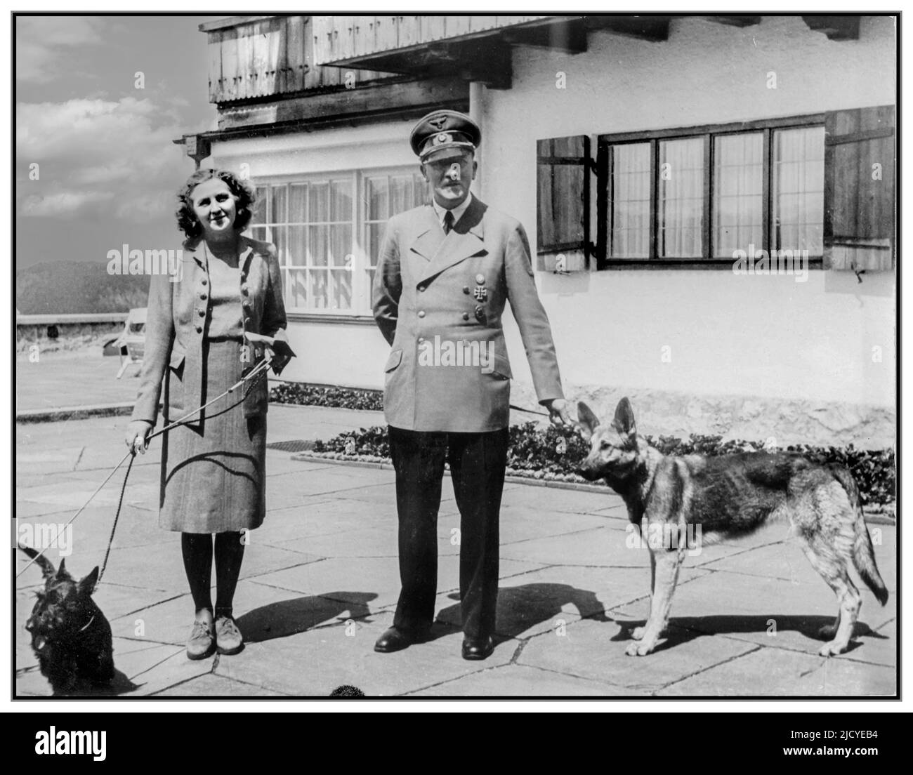 Adolf Hitler und Eva Braun posieren mit ihren Hunden auf dem Berghof Obersalzberg- Adolf Hitler und Eva Braun mit Hunden Schäferhund 'Blondi' 14. Juni 1942 Hitler, Adolf: Reichskanzler, Deutschland Braun, Eva: Geliebte Hitlers, Deutschland. Obersalzberg war Adolf Hitlers Bergrückzugsort oberhalb der Marktstadt Berchtesgaden in Bayern, Deutschland. Stockfoto