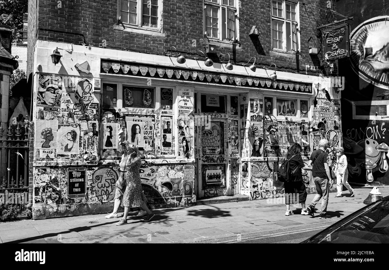 Besucher kommen an der alten, berühmten 7-Sterne-Café-Bar in Brick Lane, Spitafields, im East End von London, England, vorbei Stockfoto