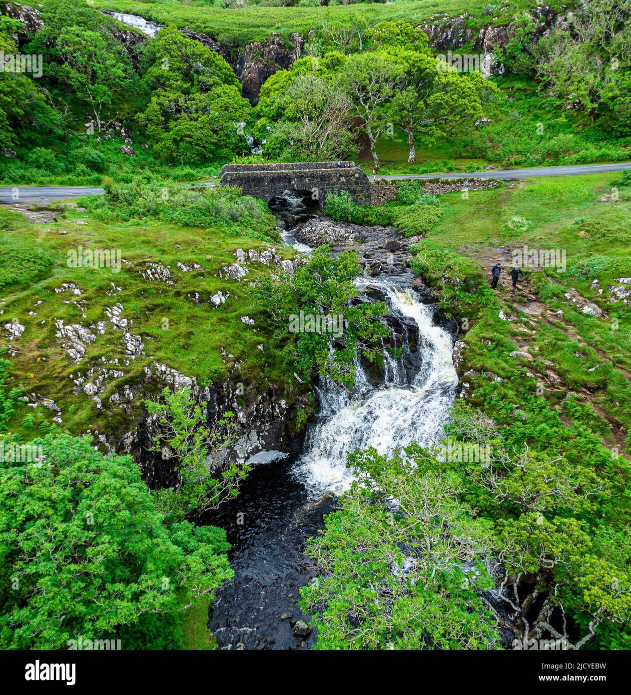 EAS Fors Waterfall, Ballygowan, Isle of Mull, Schottland – Eine Reihe von Wasserfällen mit einem letzten Tropfen von etwa 100 Metern über einer Klippe ins Meer - Drohne Photography Stockfoto