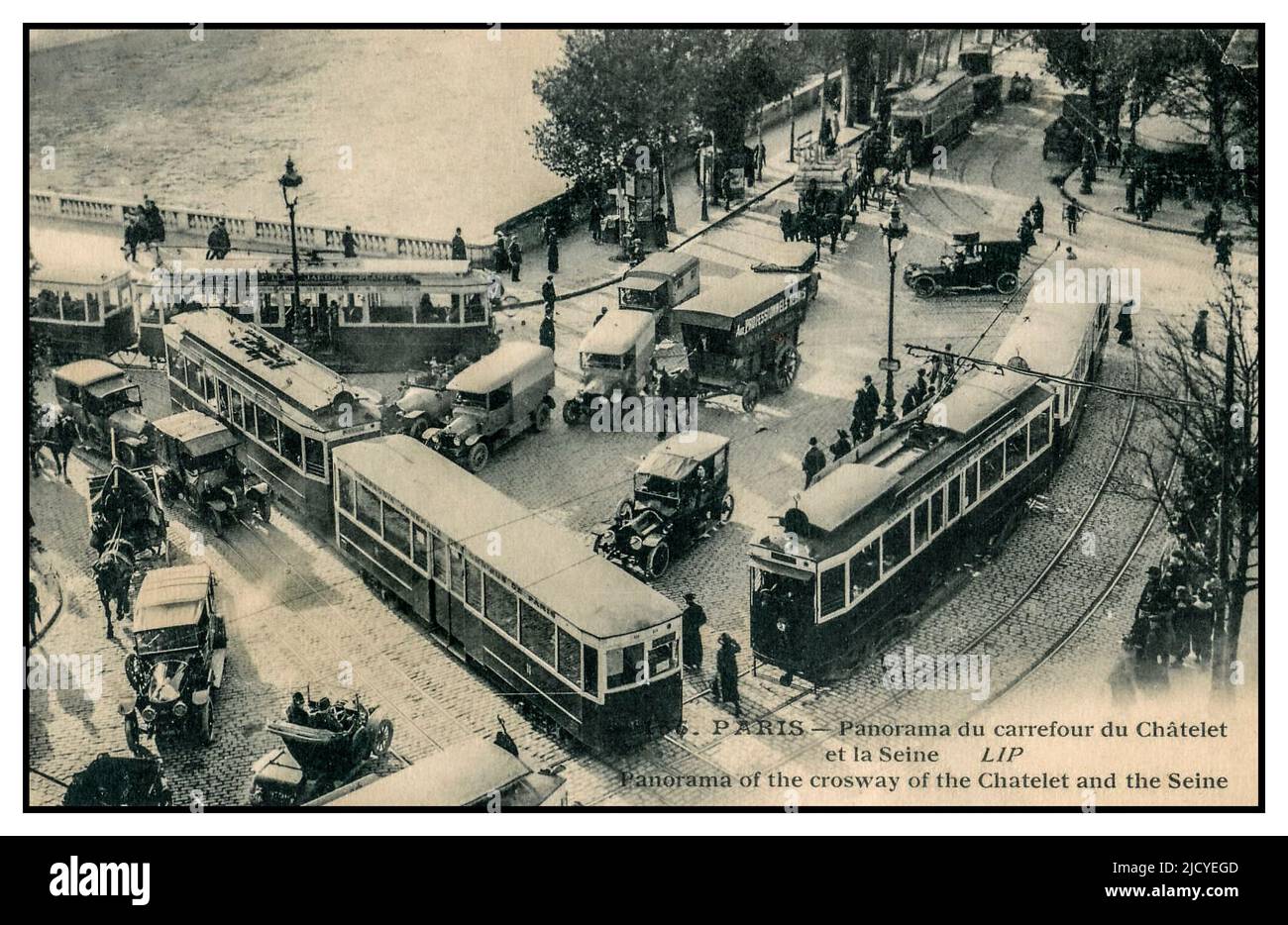 Vintage Paris Traffic Postkarte mit einem Stau von Pferdefahrzeugen gemischt mit Autos, Straßenbahnen und Fußgängern. Panorama-Übersicht über den Kreuzweg des Place du Chatelet und die seine Paris Frankreich Stockfoto
