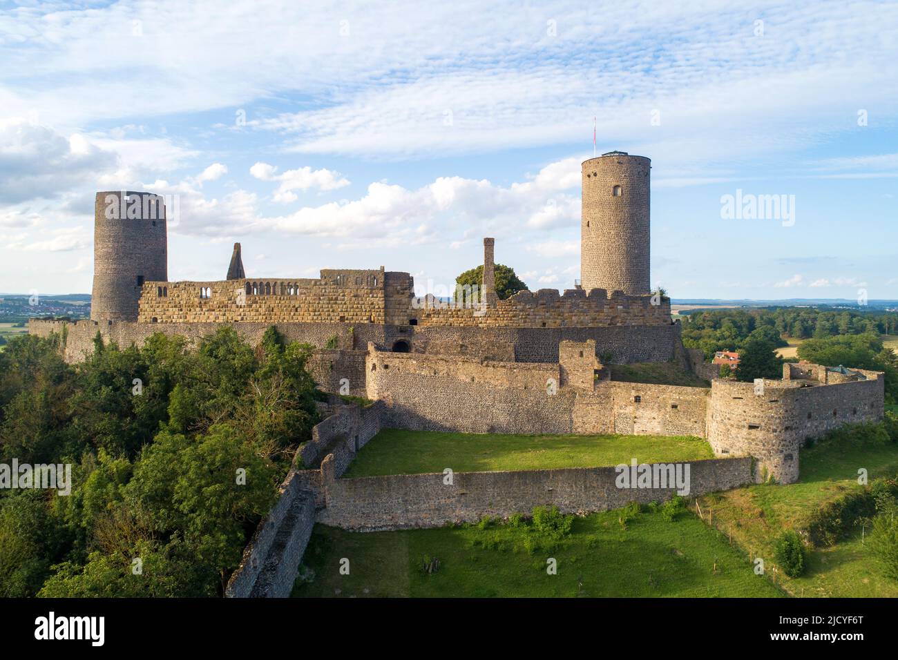 Ruine der mittelalterlichen Burg Münzenberg in Hessen. Erbaut in12. Jahrhundert, ist eine der am besten erhaltenen Burgen aus dem Hochmittelalter in Deutschland. Stockfoto