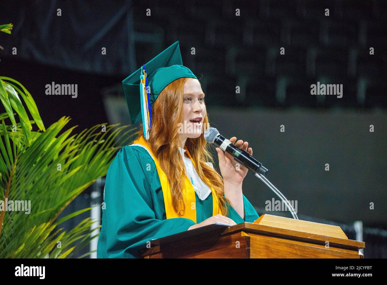 Trenton, Usa. 15.. Juni 2022. Meryn Bellacima kommentiert ihre Kommilitonen während des Beginns der Bucks County Technical High School 2022 am Mittwoch, den 15. Juni 2022 in der CURE Insurance Arena in Trenton, New Jersey. Kredit: William Thomas Cain/Alamy Live Nachrichten Stockfoto