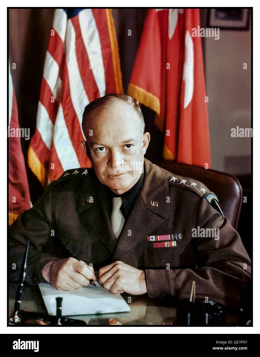 EISENHOWER WW2 Porträt des amerikanischen Militärkommandanten (und zukünftigen US-Präsidenten) General Dwight D. Eisenhower in Militäruniform (1890 - 1969), während er am 1943. Dezember an seinem Schreibtisch im Hauptquartier der Alliierten Kommandos sitzt. Supreme Allied Commander World war II Stockfoto